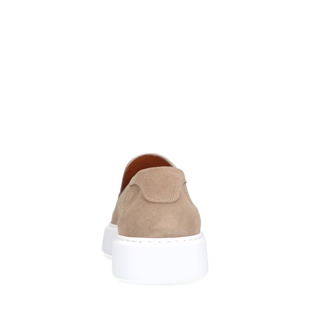 Beigefarbene Veloursleder-Loafer mit weißer Sohle