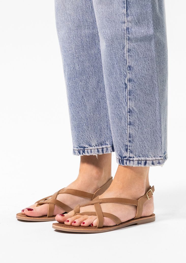 Cognacfarbene Sandalen mit gekreuzten Riemchen