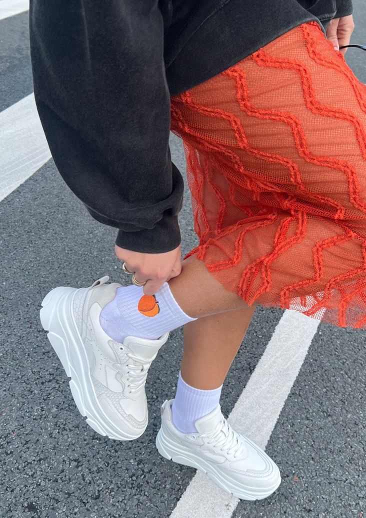 Weiße Ledersneaker mit Kroko-Details und chunky Sohle