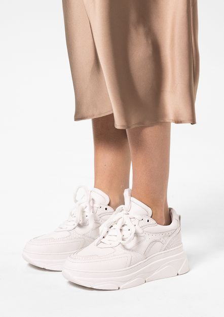 Weiße Ledersneaker mit Kroko-Details und chunky Sohle