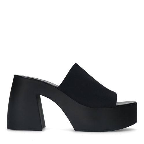 Schwarze Mules mit Plateauabsatz