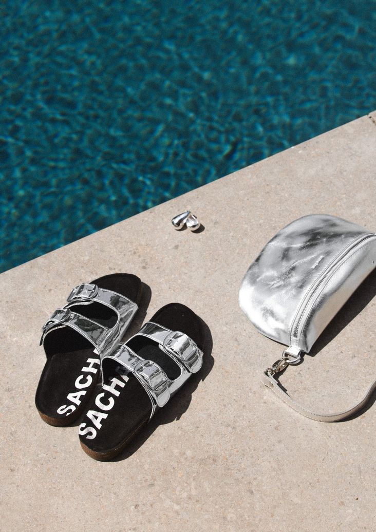 Zilveren metallic sandalen met gespen