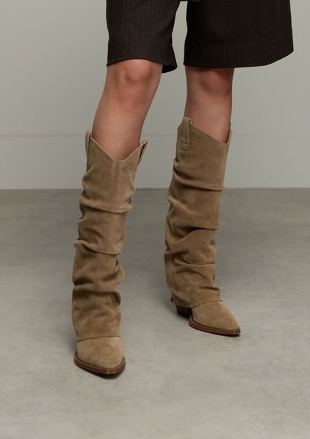 Beigefarbene Veloursleder-Cowboystiefel mit Umschlag