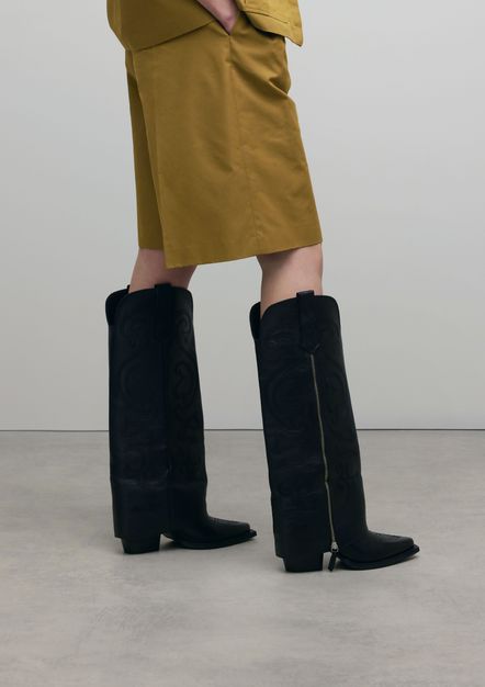 Schwarze Leder-Cowboystiefel mit Stickerei