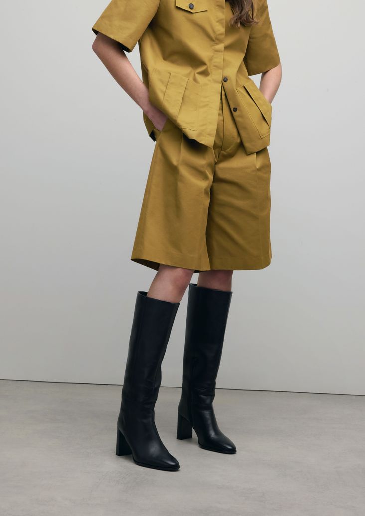 Schwarze Lederstiefel mit Absatz