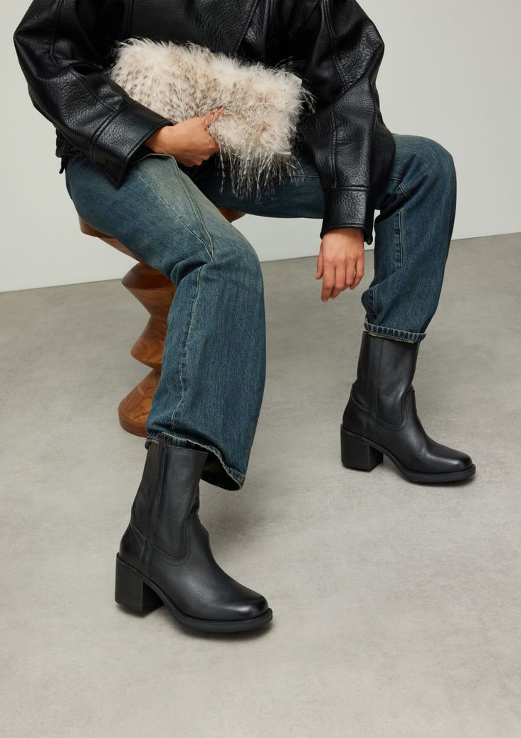 Schwarze Lederstiefeletten mit Absatz
