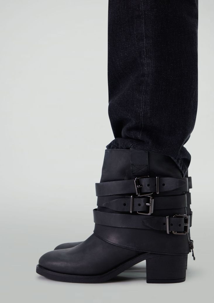 Schwarze Lederstiefeletten mit Schnallen