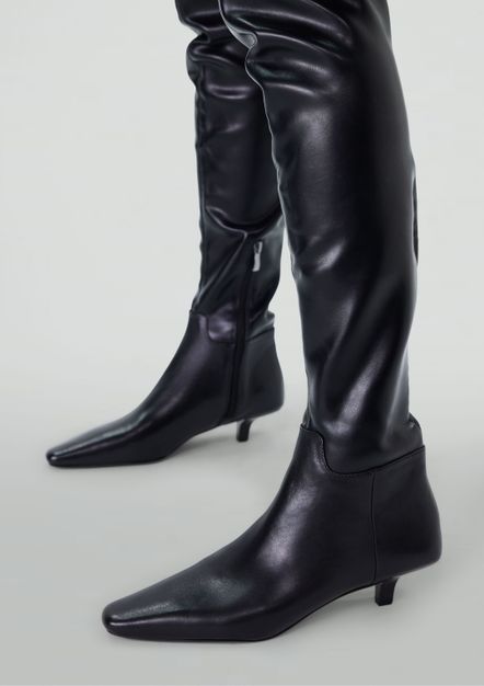 Schwarze Stretch-Stiefel mit Kitten Heel
