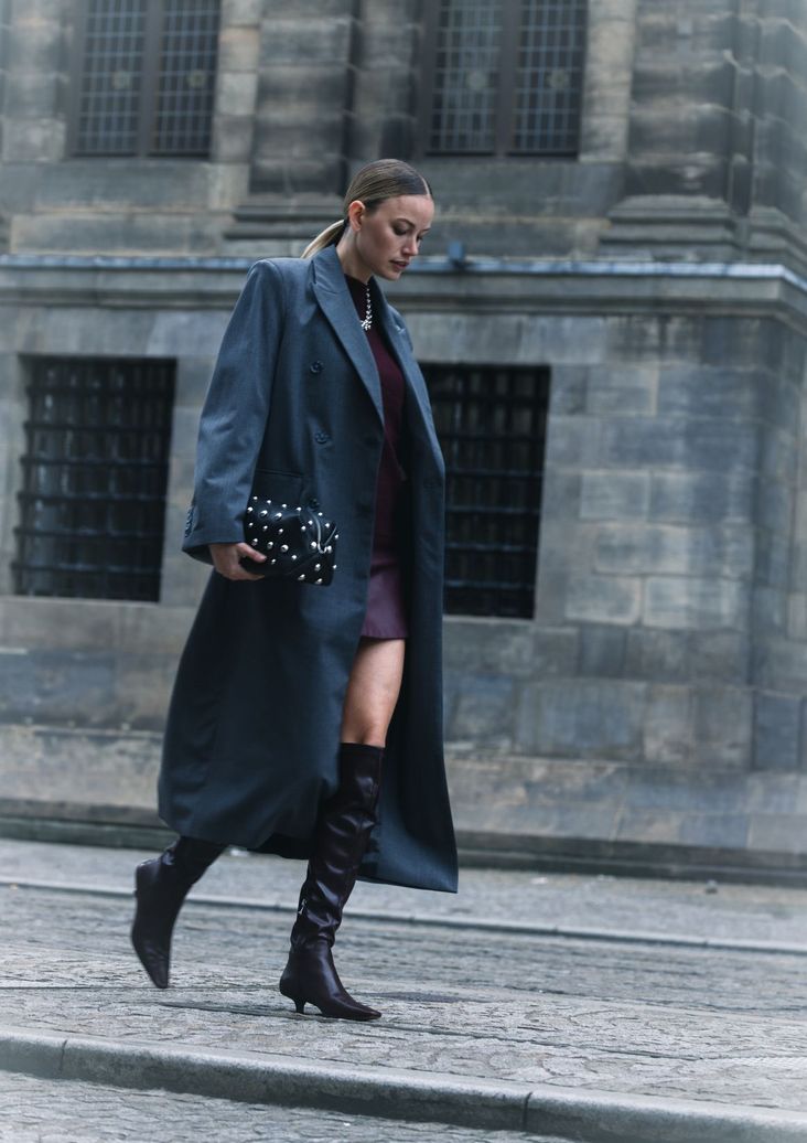 Bordeauxrote Stretch-Stiefel mit Kitten Heel