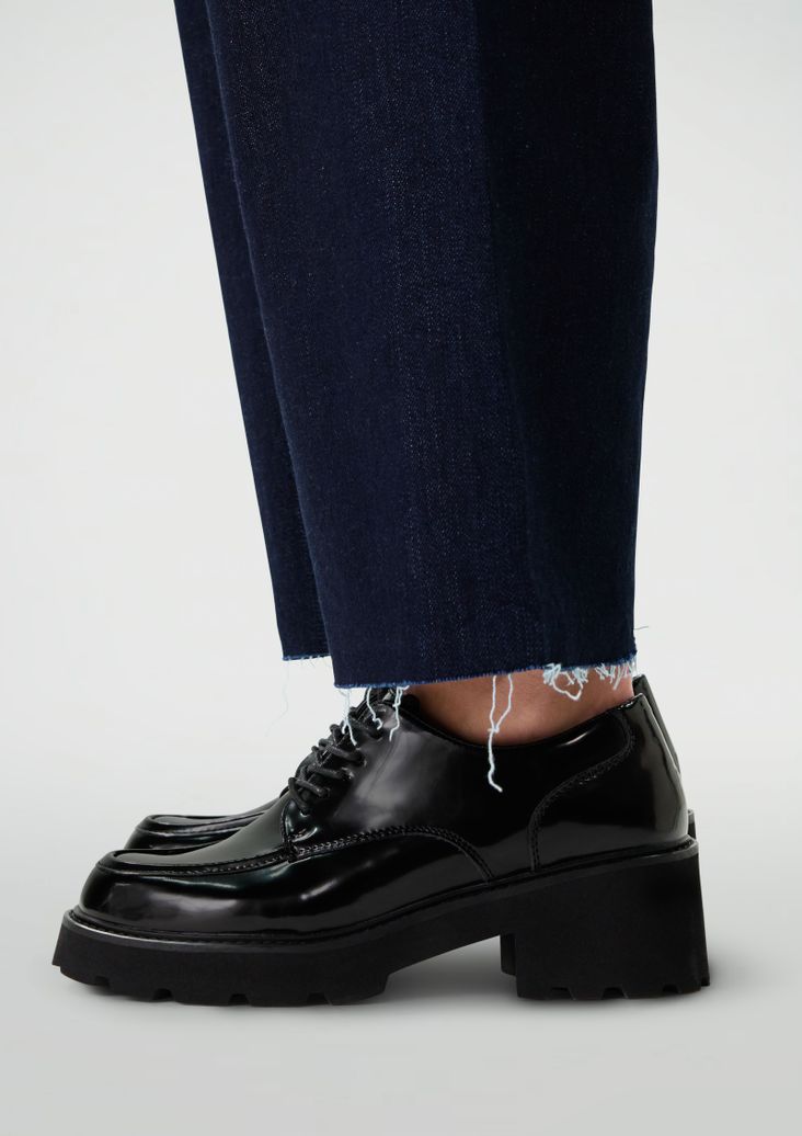Schwarze Lederschnürschuhe