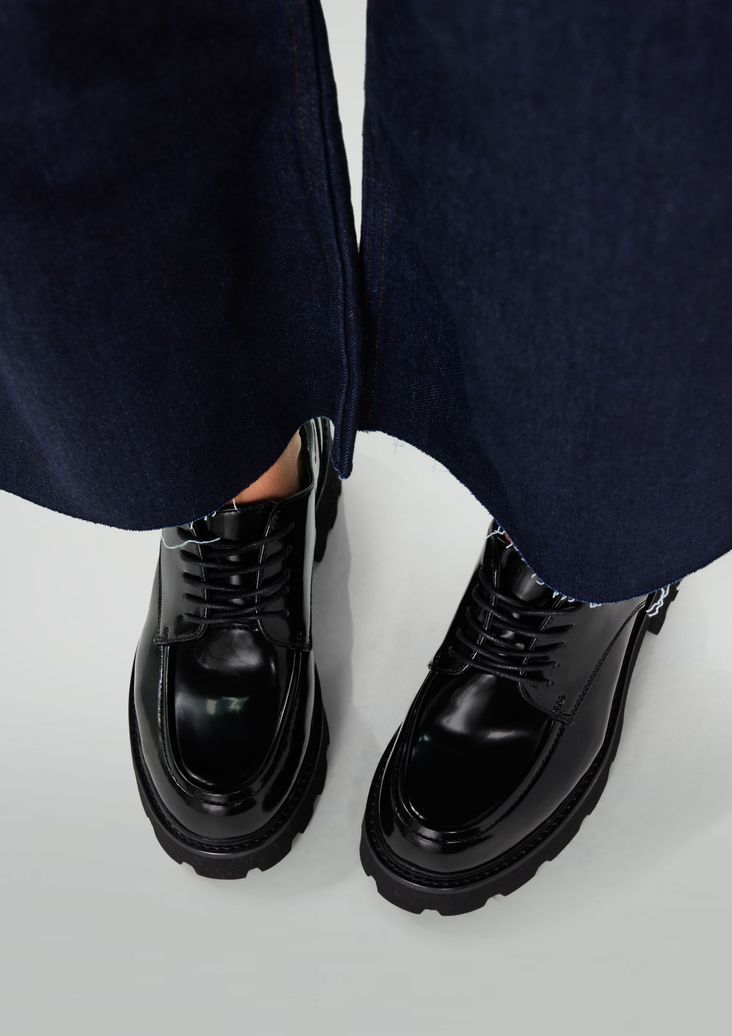 Schwarze Lederschnürschuhe