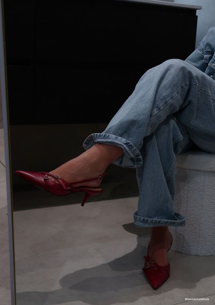 Rote Leder-Slingbacks mit Schnallen