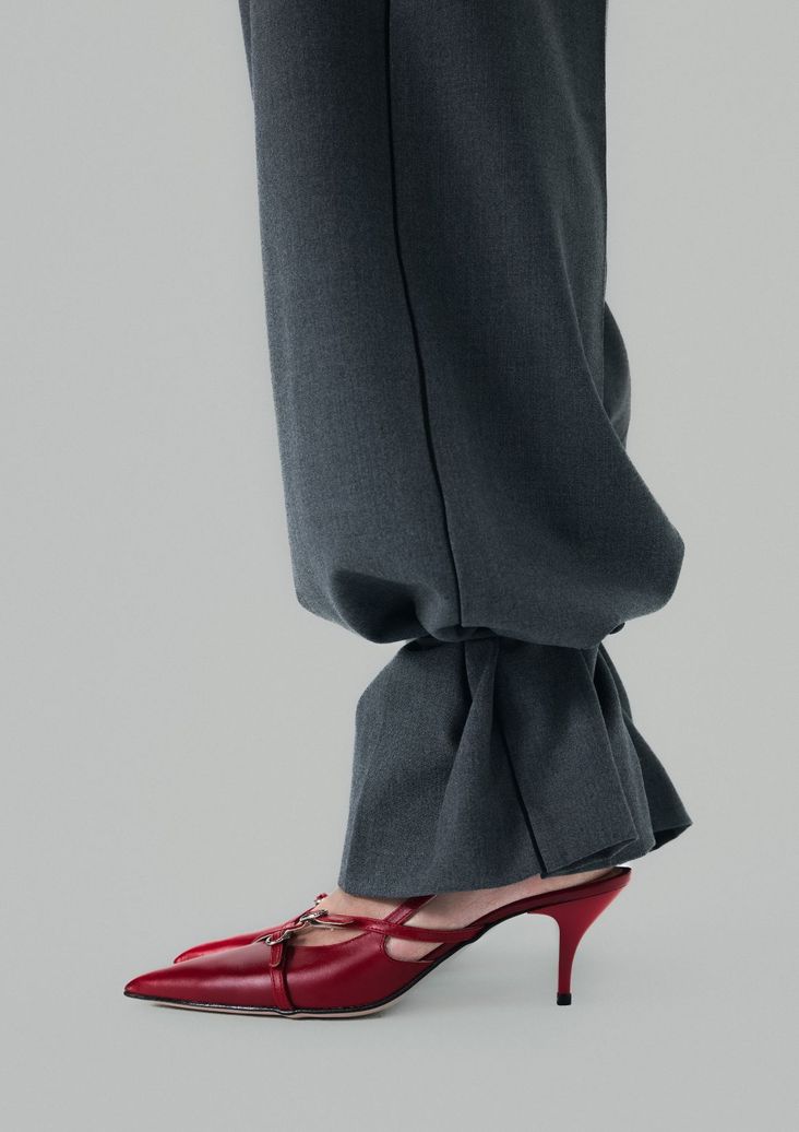 Rote Leder-Slingbacks mit Schnallen
