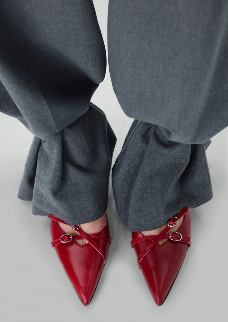 Rote Leder-Slingbacks mit Schnallen