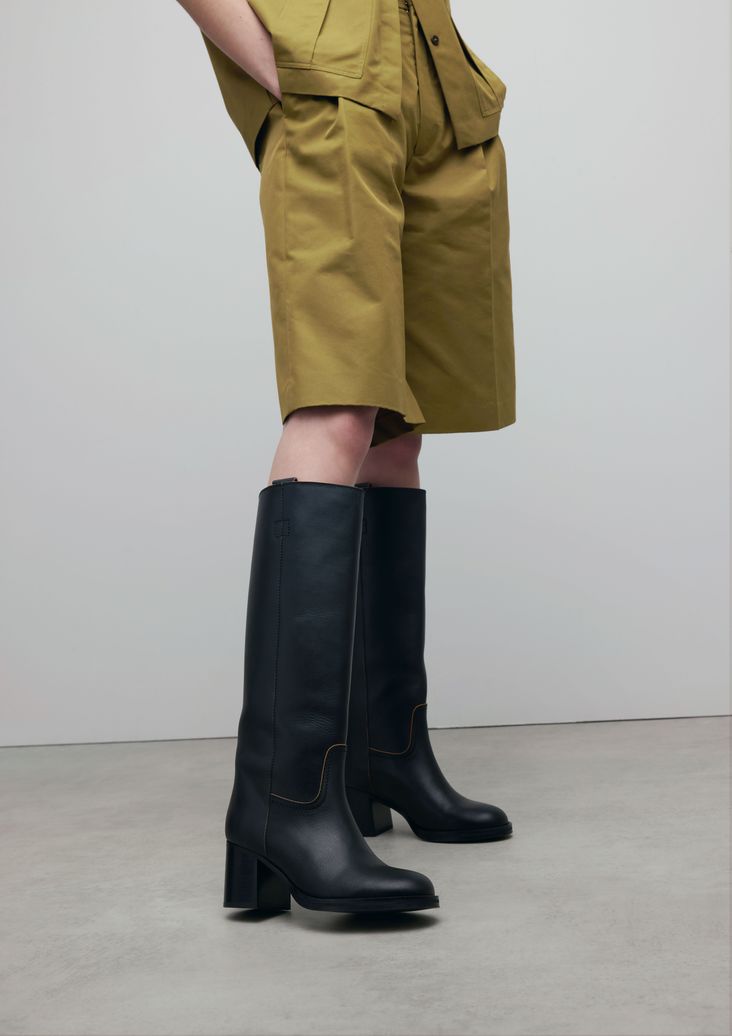 Schwarze Lederstiefel mit Absatz