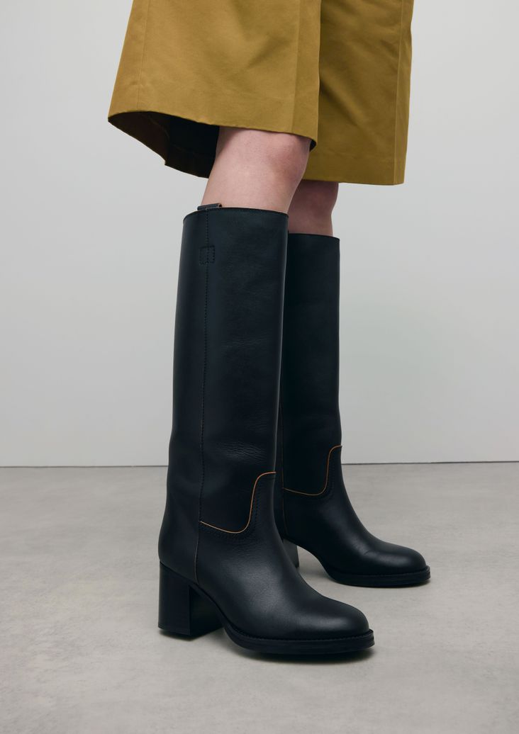 Schwarze Lederstiefel mit Absatz