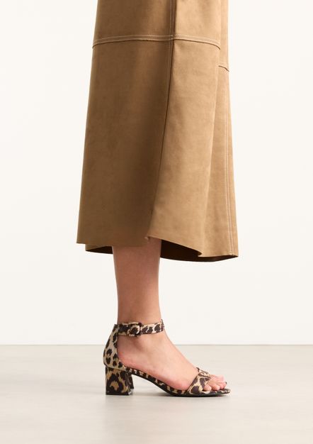 Sandaletten mit Leoprint und Blockabsatz