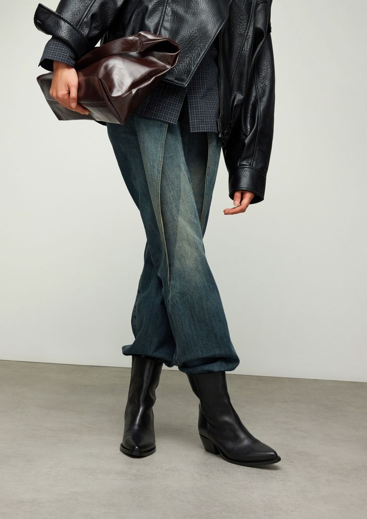 Schwarze Lederstiefeletten mit Absatz