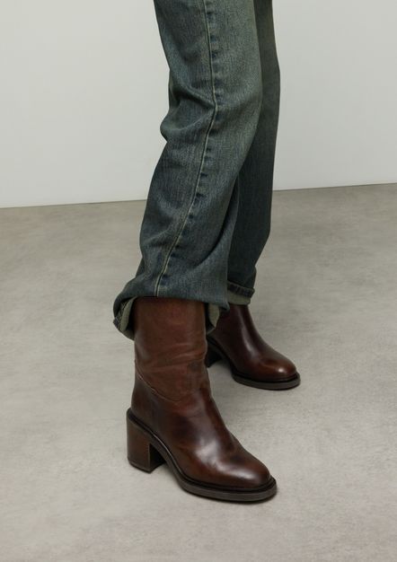 Braune Lederstiefeletten mit Blockabsatz