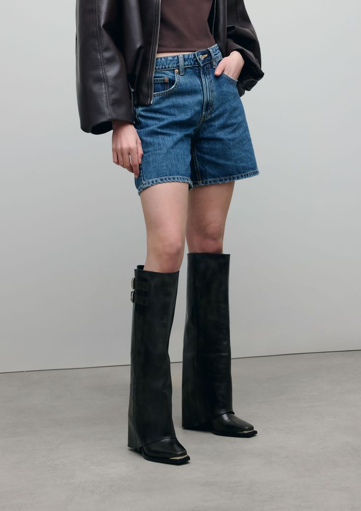 Schwarze Stiefel mit Umschlag und Schnallen