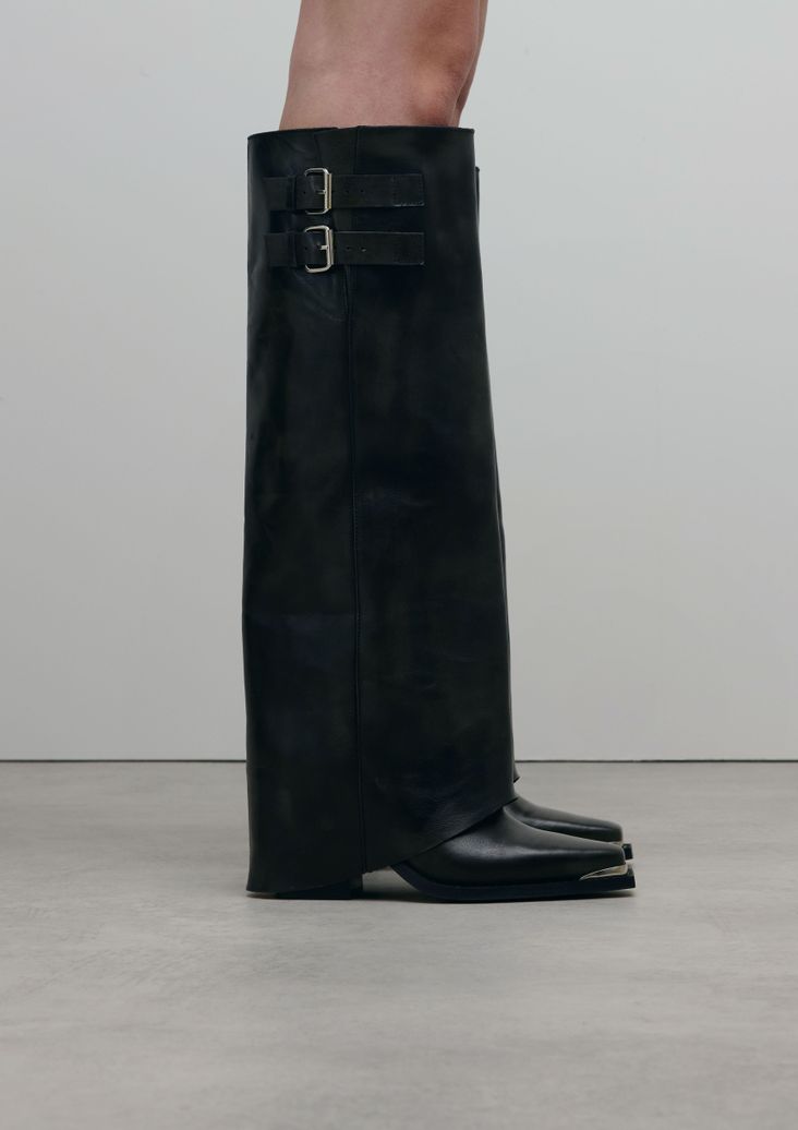 Schwarze Stiefel mit Umschlag und Schnallen