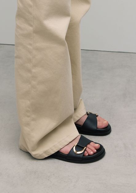 Schwarze Ledersandalen mit Schnallen