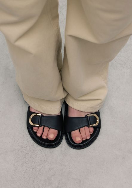 Schwarze Ledersandalen mit Schnallen