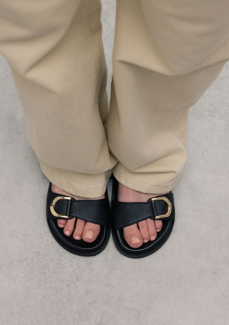 Zwarte leren slippers met buckles