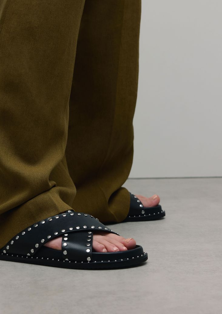 Zwarte leren slippers met zilverkleurige studs