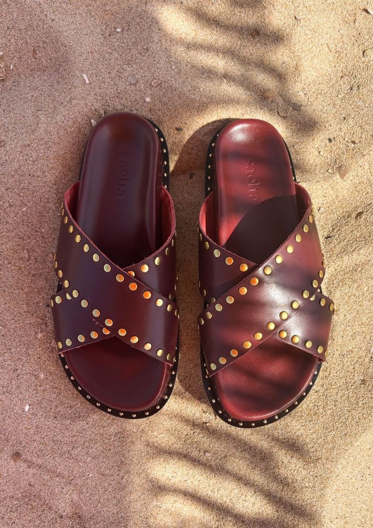 Rode slippers met goudkleurige studs