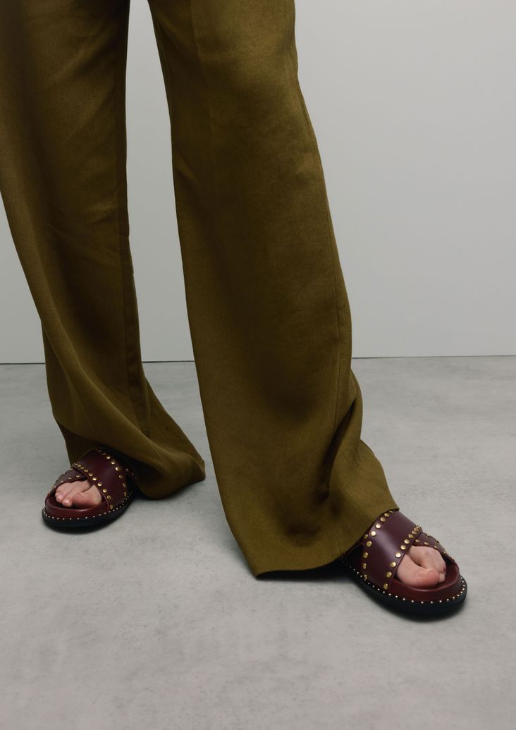 Rode slippers met goudkleurige studs