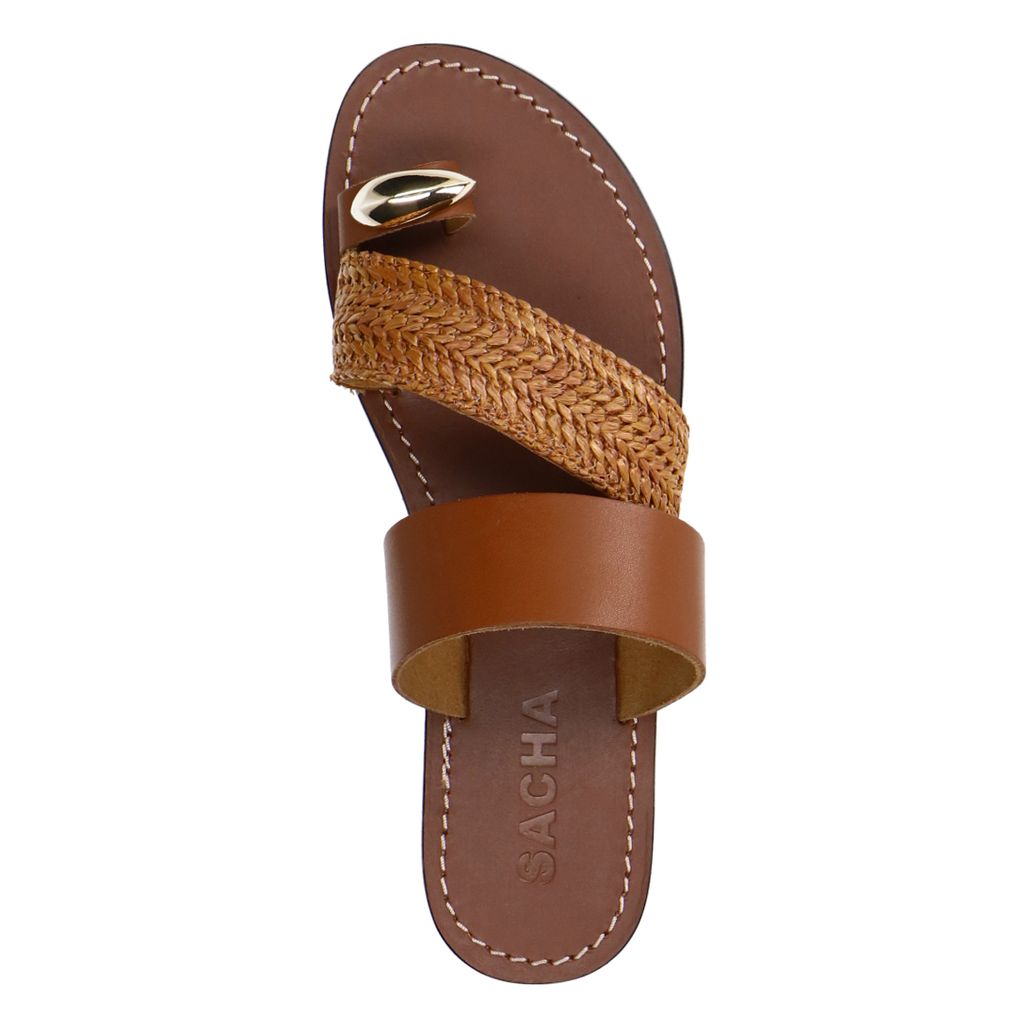 Cognacfarbene Ledersandalen mit goldfarbenem Detail