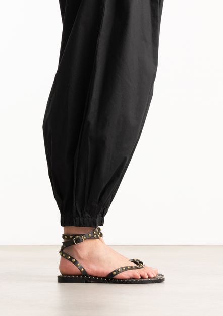 Sandales plates en cuir avec clous - noir