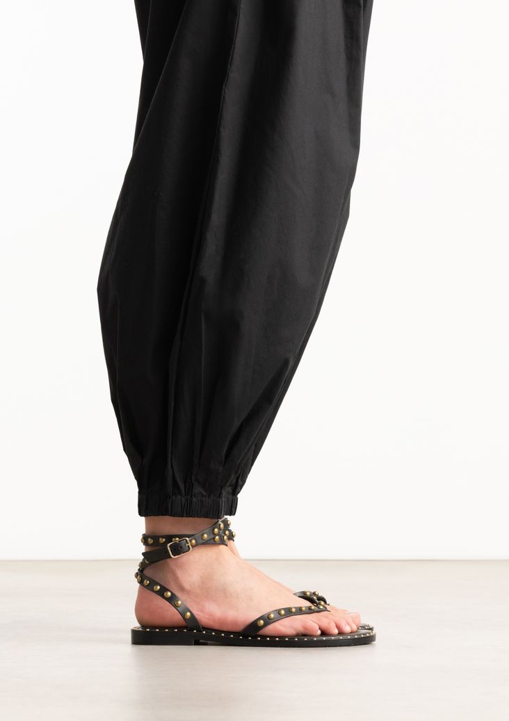 Schwarze Ledersandalen mit goldfarbenen Nieten