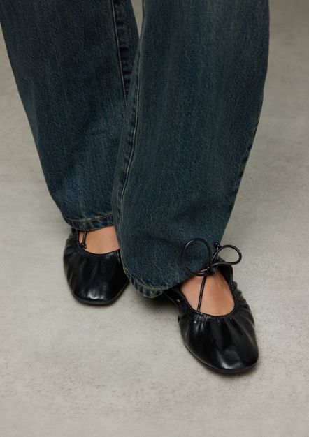 Schwarze Ballerinas mit Schnürung