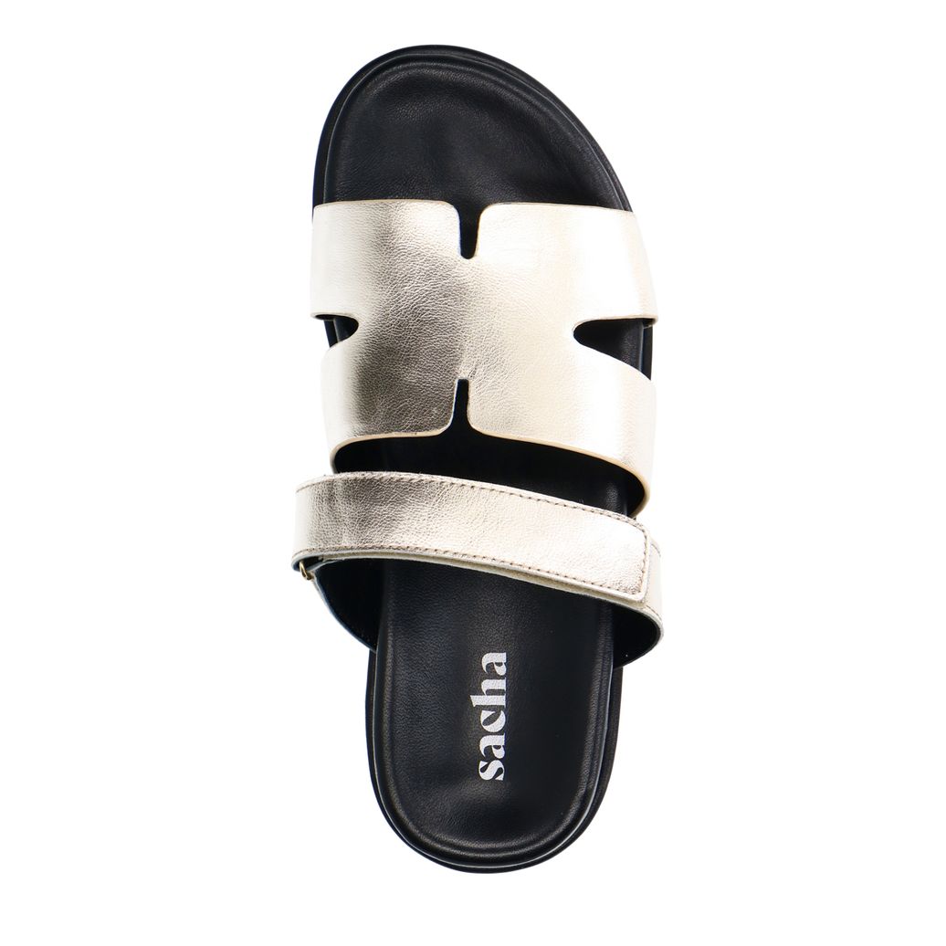 Goldfarbene Ledersandalen mit Klettverschluss