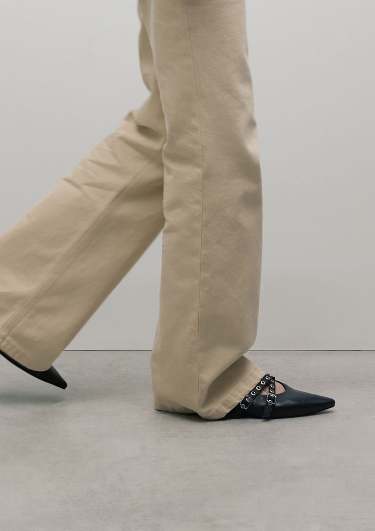 Schwarze Leder-Slingbacks mit Schnallen