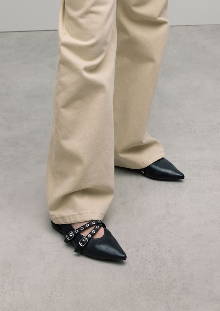 Schwarze Leder-Slingbacks mit Schnallen