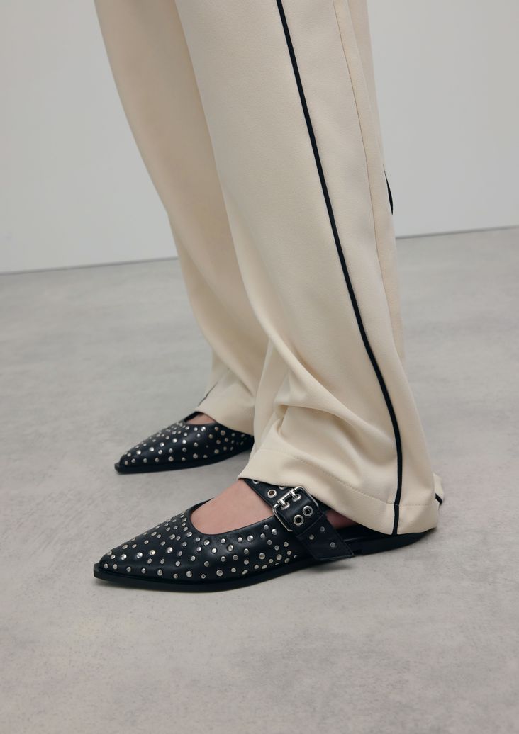 Zwarte leren slingbacks met studs en gesp
