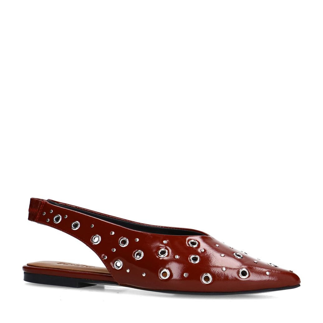 Bordeauxrote Leder-Slingbacks mit silberfarbenen Nieten
