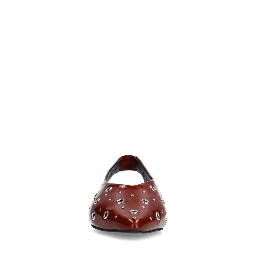 Bordeauxrote Leder-Slingbacks mit silberfarbenen Nieten