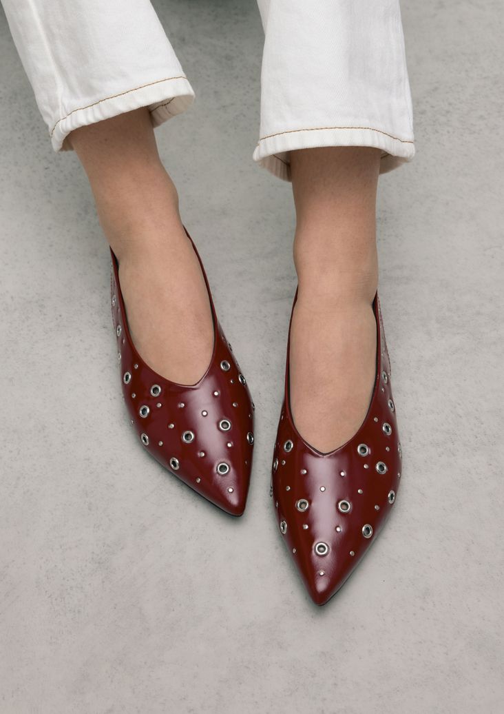 Bordeauxrote Leder-Slingbacks mit silberfarbenen Nieten