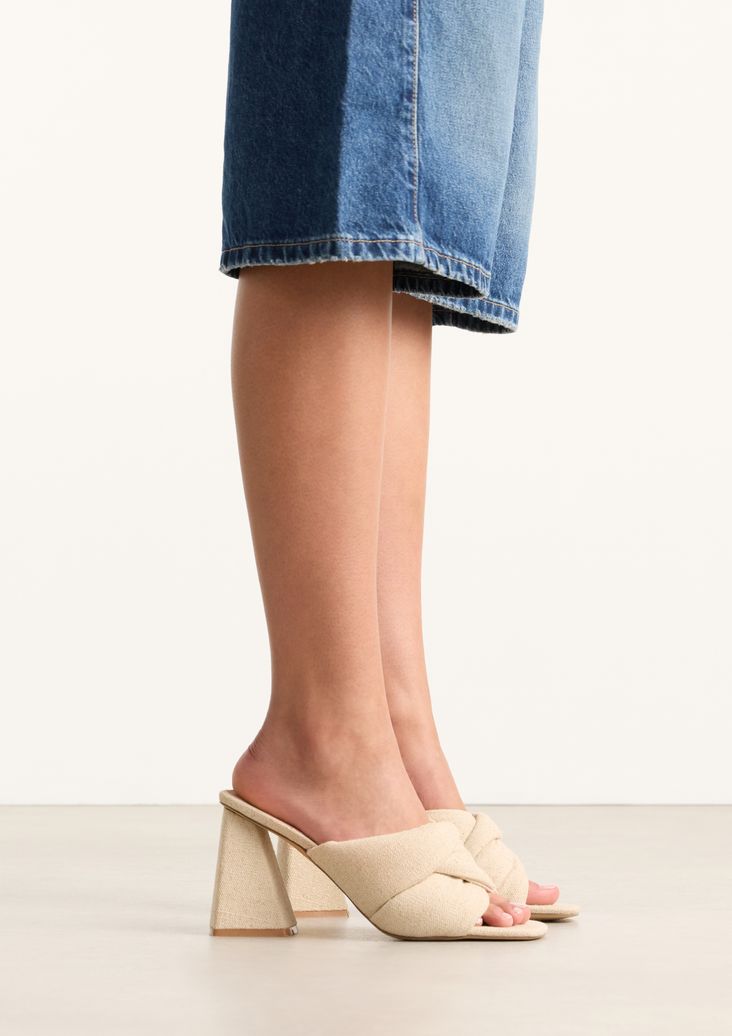 Beigefarbene Denim-Mules mit Absatz