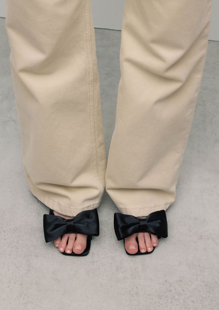 Schwarze Mules mit Absatz und Schleife