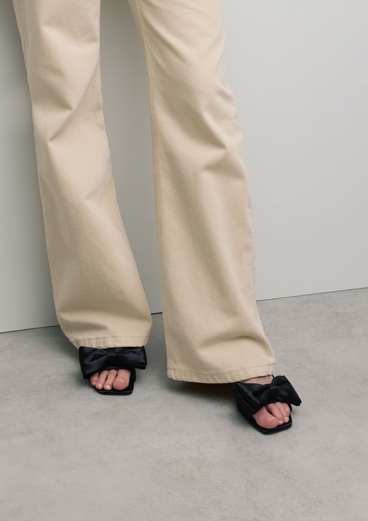 Schwarze Mules mit Absatz und Schleife