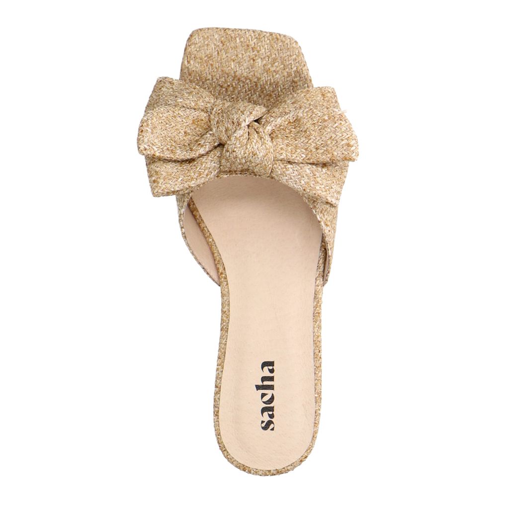 Beigefarbene Bast-Sandalen mit Schleife