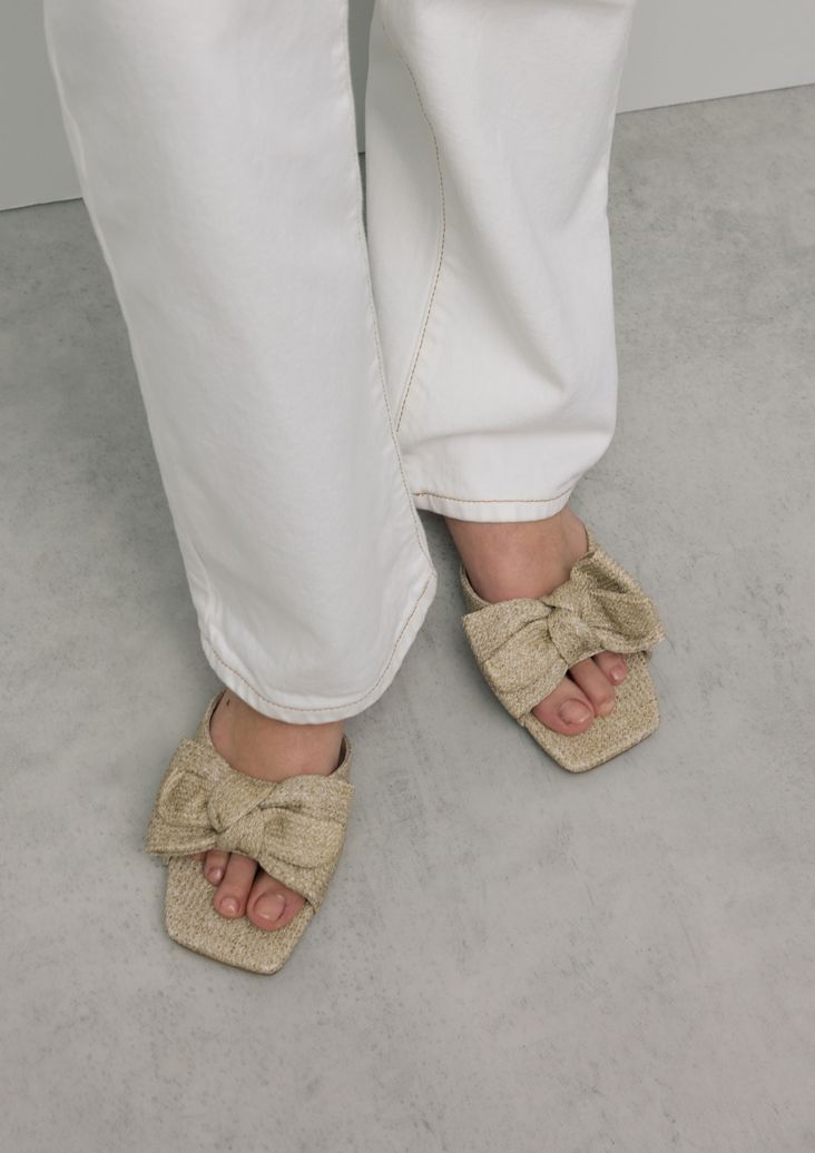 Claquettes en raphia avec nœud - beige