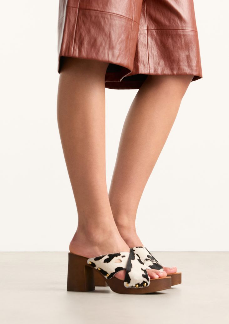 Leder-Mules mit Plateauabsatz und Kuhfellmuster