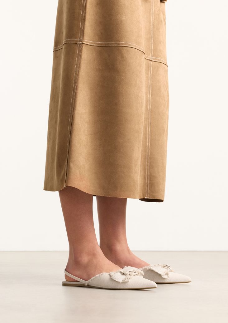 Beigefarbene Slingbacks mit Schleife