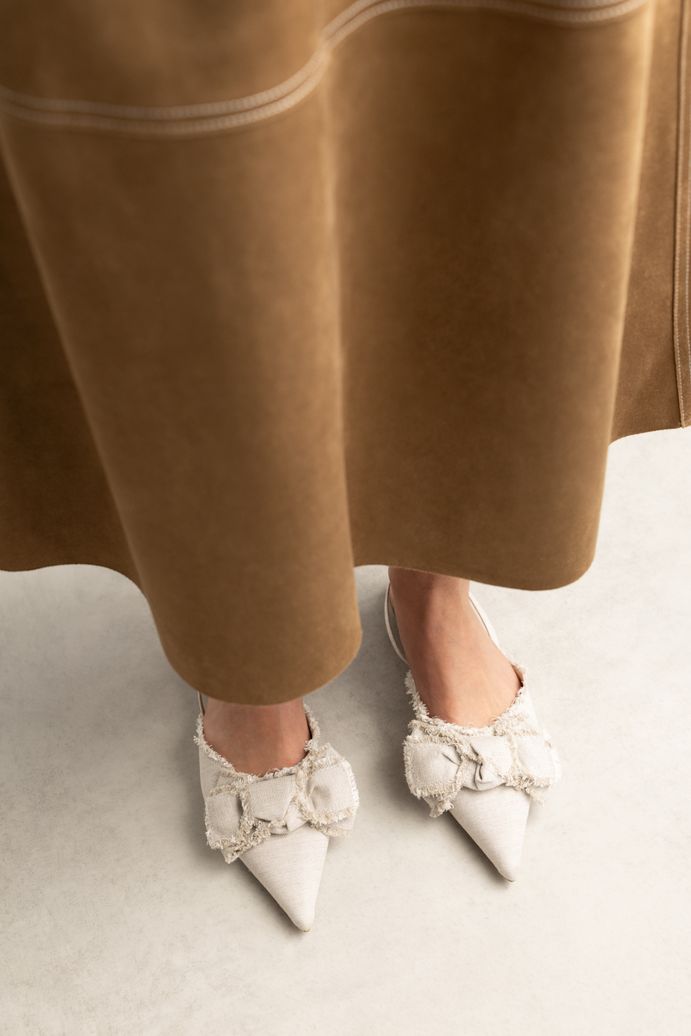 Beigefarbene Slingbacks mit Schleife